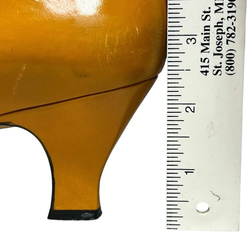 Vtg Mustard Yellow Leather Pumps Sz‎ 9.5 M Art Deco Shell Detail 2.5